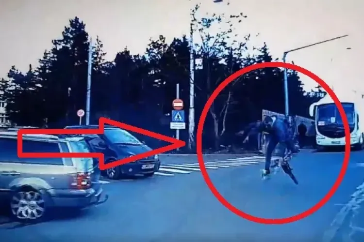 Un biciclist fără cască a zburat în cap, lângă Iulius Mall! S-a speriat de o mașină - VIDEO 