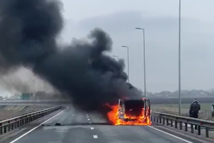 O dubă a luat foc la Turda, la ieșirea de pe autostradă - VIDEO