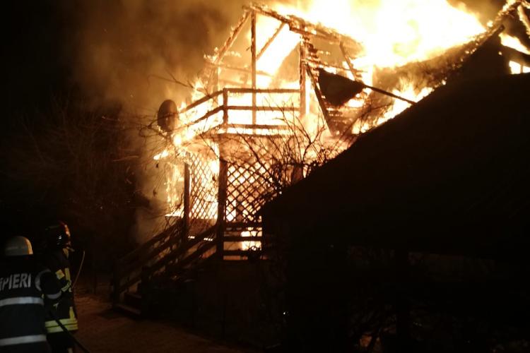 Incendiu la o casa din Baciu. Flăcările au distrus locuință FOTO