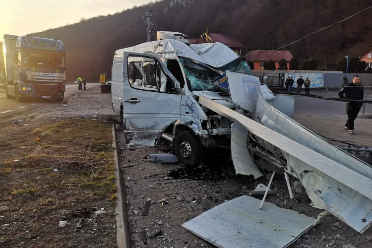 Accident grav la Ciucea între un TIR și un microbuz - FOTO