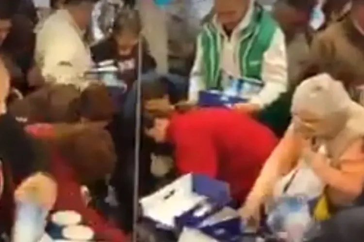 Românii se calcă în picioare la Lidl, pentru a cumpăra conserve. Prostia e mai gravă decât Coronavirusul - VIDEO