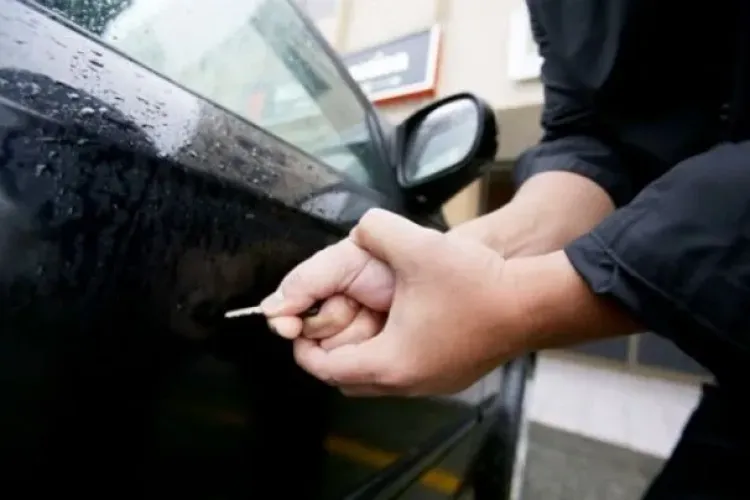 Răzbunare sau teribilism? Tânăr prins de polițiști după ce a vandalizat mașina unui clujean