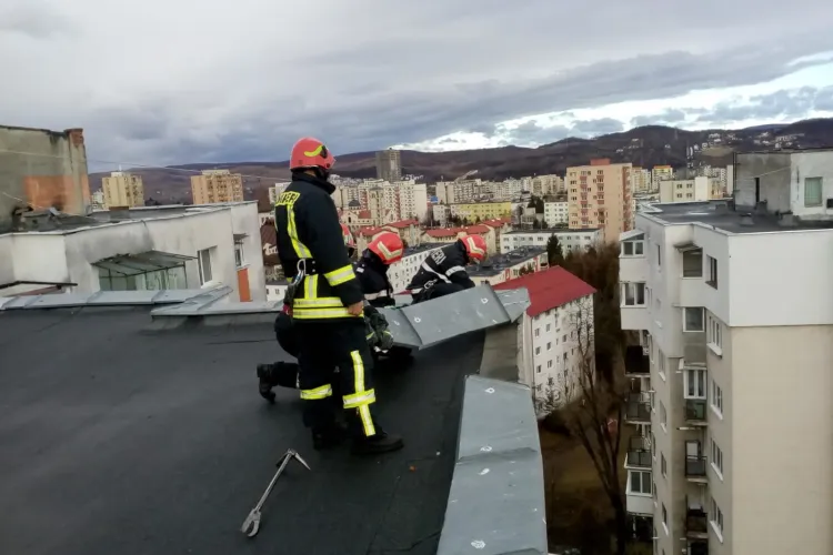 Vijeliile cauzează probleme la Cluj! Pompierii au intervenit la un bloc din Mănăștur, după ce o tablă s-a desprins de pe acoperiș FOTO