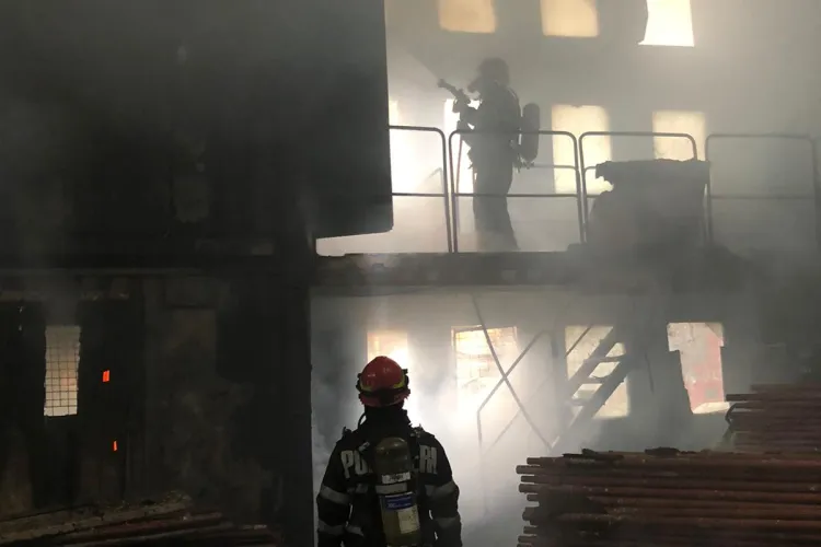 Incendiu lângă o benzinărie din Cluj-Napoca. A luat foc o hală FOTO/VIDEO
