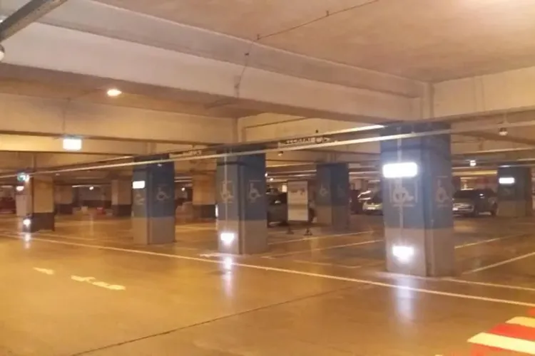 Cum arată parcarea de la Iulius Mall Cluj, luni dimineața, după introducerea taxelor de parcare - FOTO