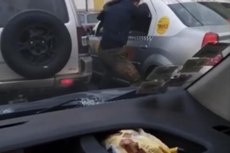 Bătaie în trafic în centrul Clujului, între un șofer și un taximetrist VIDEO