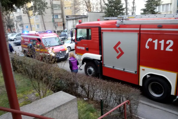 Incendiu la un apartament din Mănășur. O bunicuță a fost salvată de nepot FOTO