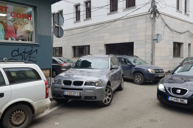 Un șofer cu BMW a blocat strada St.O. Iosif cu o parcare de profesionist - VIDEO
