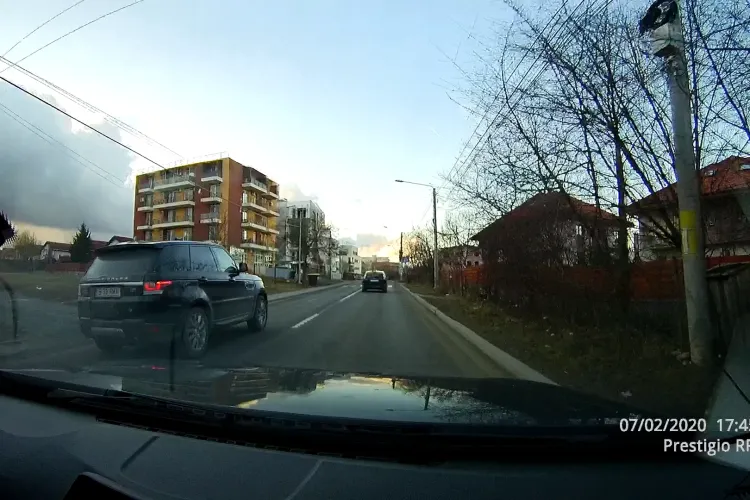 Pe strada Borhanci se circulă cu viteză și nu se respectă regulile! Drumul e și îngust - VIDEO