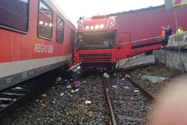 Accident feroviar la Cluj! Un TIR și un autoturism au fost lovite de tren FOTO
