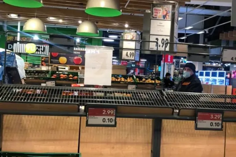 Românii golesc supermarketurile și nici măcar nu e alertă de coronavirus! Am înnebunit? - FOTO
