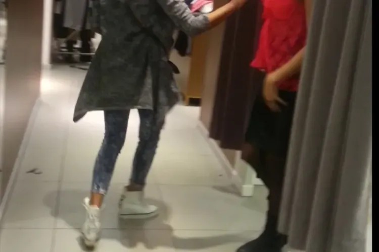 Polițist prins când se masturba la Iulius Mall Cluj, într-o cabină de probă de la Bershka