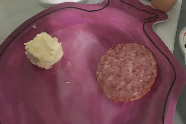 Meniu la Spitalul de Copii Cluj: Seara am primit o felie de salam și unt - FOTO