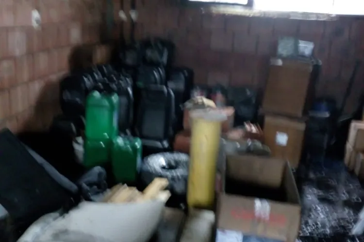 CLUJ: Incendiu la o magazie plină cu sute de litri de ulei auto FOTO