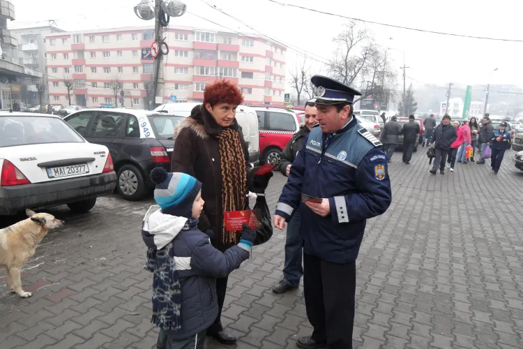 Politistiii din Cluj au impartit 8.000 de felicitari cu sfaturi pentru prevenirea furturilor