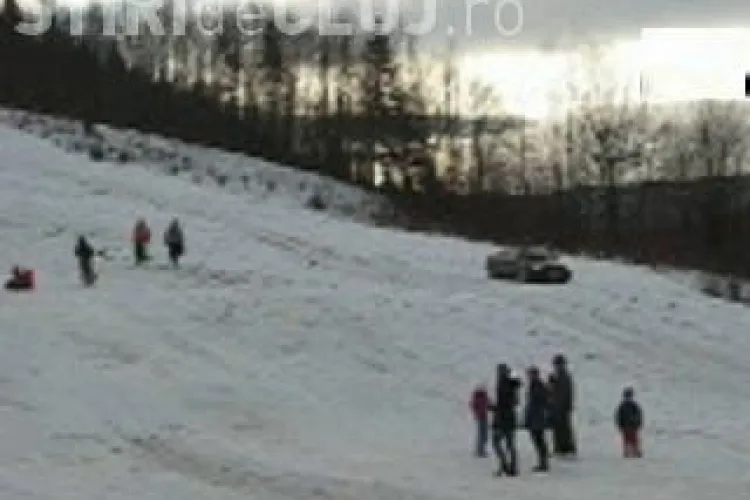 Cu Audi A6 pe partie! Vezi cum a facut un sofer slalom printre turisti - VIDEO