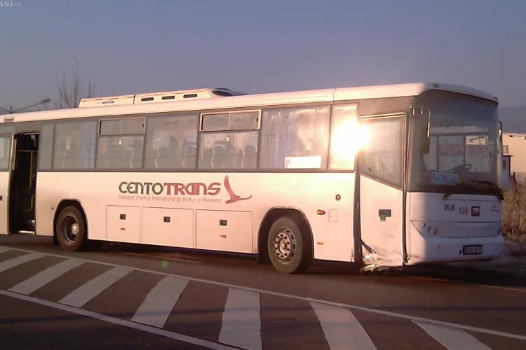 11 muncitori de la Nokia, raniti intr-un accident produs pe Calea Turzii