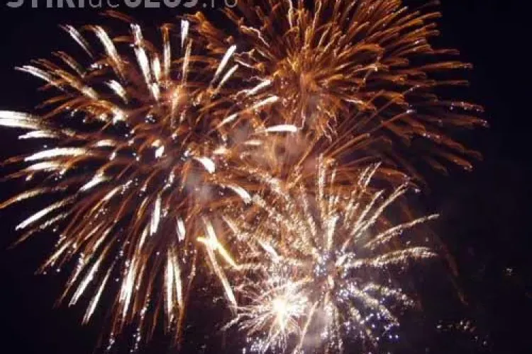 Focuri de artificii in Piata Avram Iancu, in noaptea de Revelion
