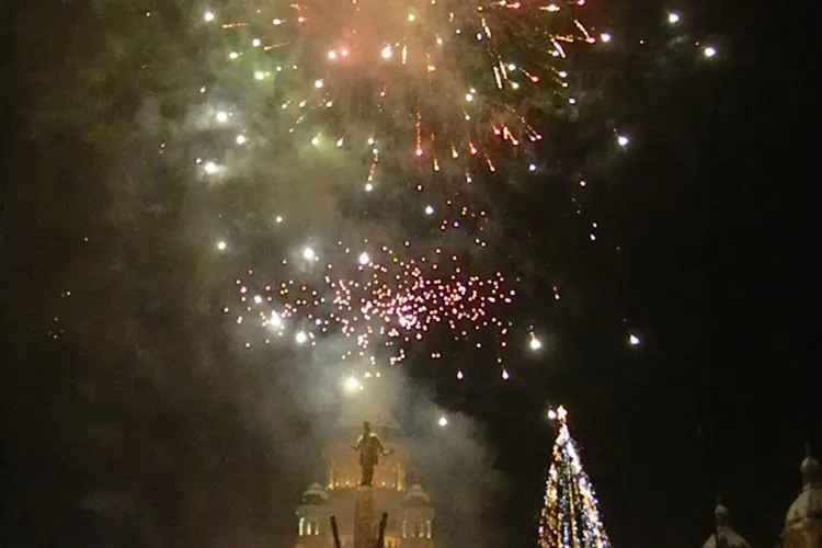 Focuri de artificii in Piata Avram Iancu in noaptea de Revelion! 5.000 de clujeni au spus "La Multi Ani" - VIDEO si FOTO