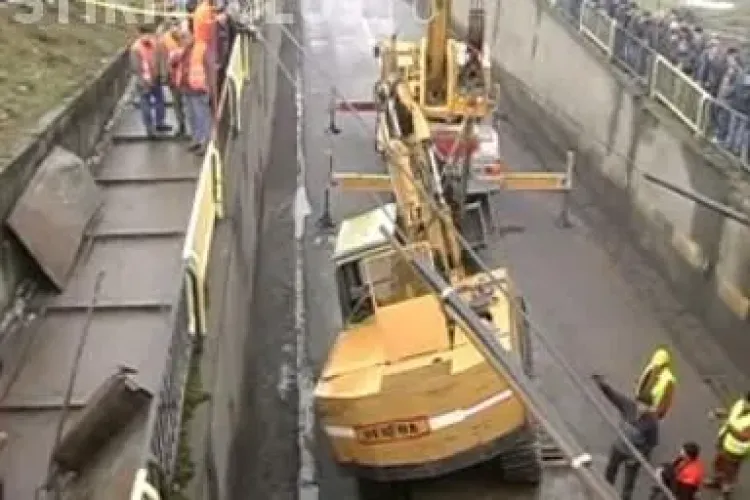 Accident la pasajul feroviar din Campia Turzii! O femeie a murit strivita de o bucata de beton desprinsa din pasaj - VIDEO si FOTO