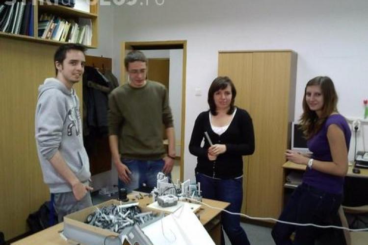 UBBots 2011: Studentii prezinta roboti care pun gresie, sterg praful sau sting incendiul - VIDEO