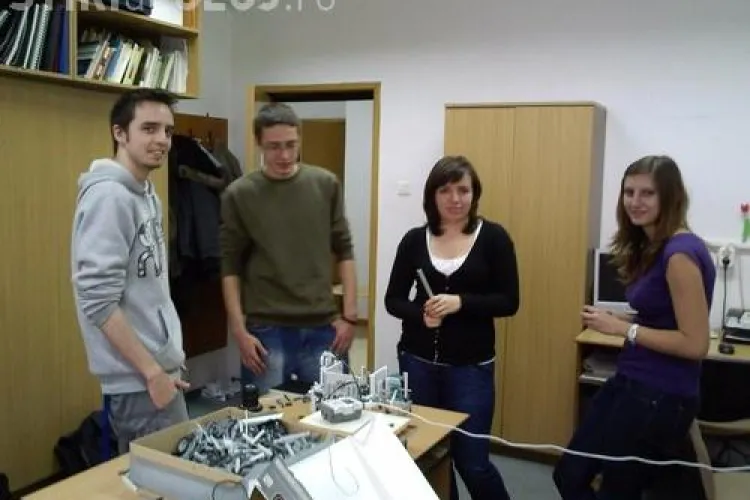UBBots 2011: Studentii prezinta roboti care pun gresie, sterg praful sau sting incendiul - VIDEO