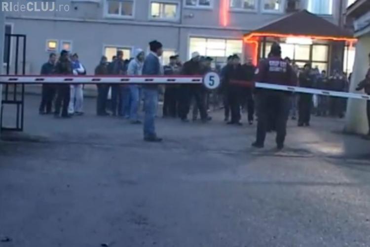 300 de mineri de la Salina Ocna Dej fac greva! Ei refuza sa intre in salina pentru ca nu li s-au platit orele suplimentare! VIDEO