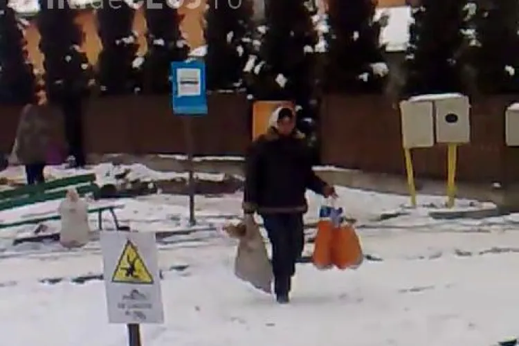 Ocna Mures: Tiganii pescuiesc mancare din craterul care a "inghitit" supermarketul Plus - Vezi VIDEO