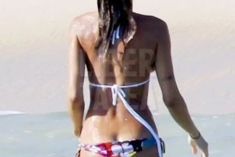 Iubita lui George Clooney isi arata fundul pe o plaja in Mexic - Galerie FOTO