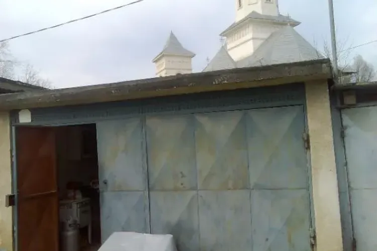 Au inceput demersurile pentru parking-ul suprateran pe Aleea Baisoara! Goliti-va garajele, pentru ca altfel depozitarea se face pe banii Dvs!