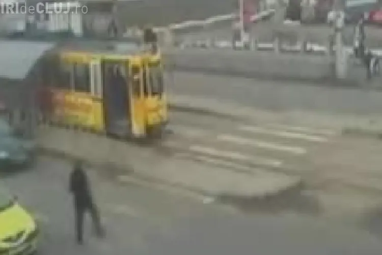 Un batran din Iasi a fost spulberat de o masina! Accidentul a fost surprins de o camera de supraveghere- VIDEO Imagini Socante