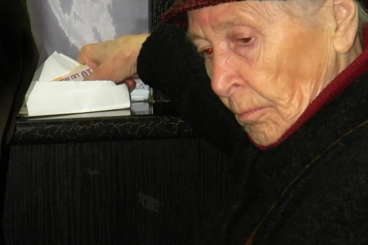 Clujenii se inghesuie sa isi plateasca impozitele pe 2011: "Poate murim si ramanem cu datorii" - VIDEO si FOTO