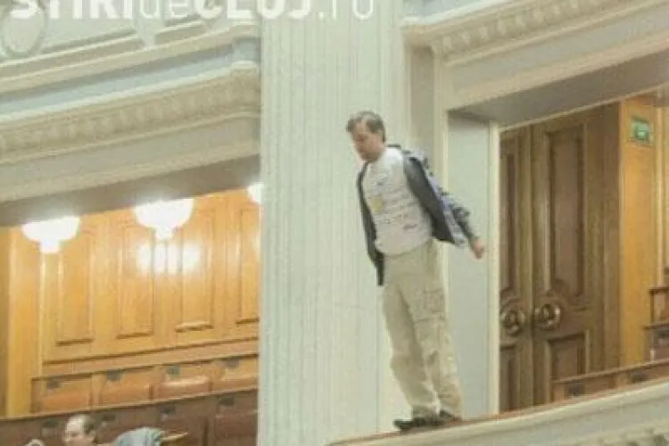 Emil Boc, socat de incidentul in care un angajat al TVR s-a aruncat de la balcon in Parlament