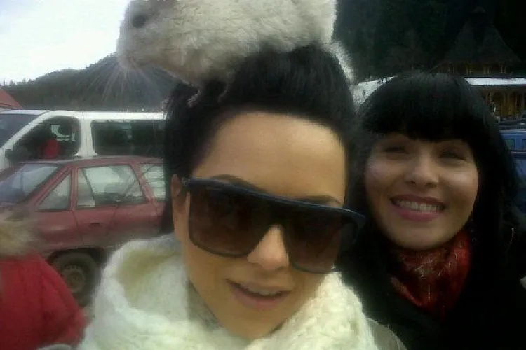 Inna socheaza! A pozat cu o chinchilla vie in par!