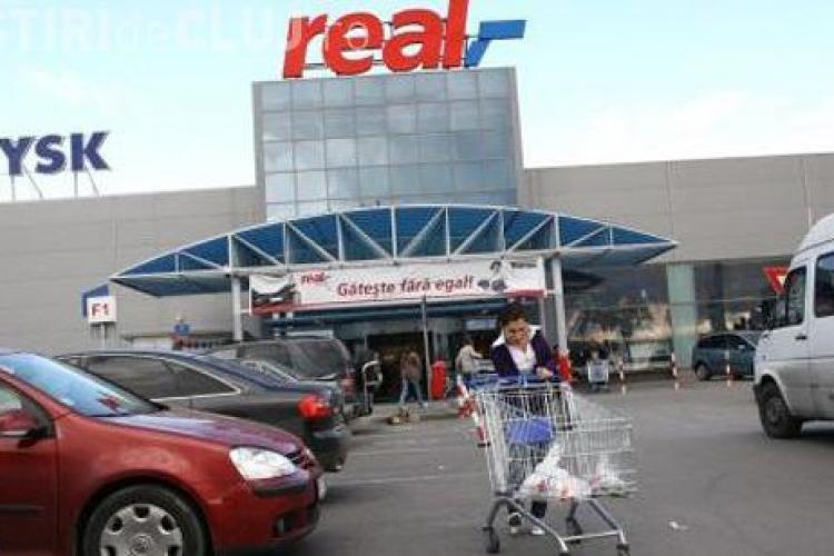 Furt la supermarketul Real! Patru tineri au fost prinsi in timp ce sustrageau cosmetice