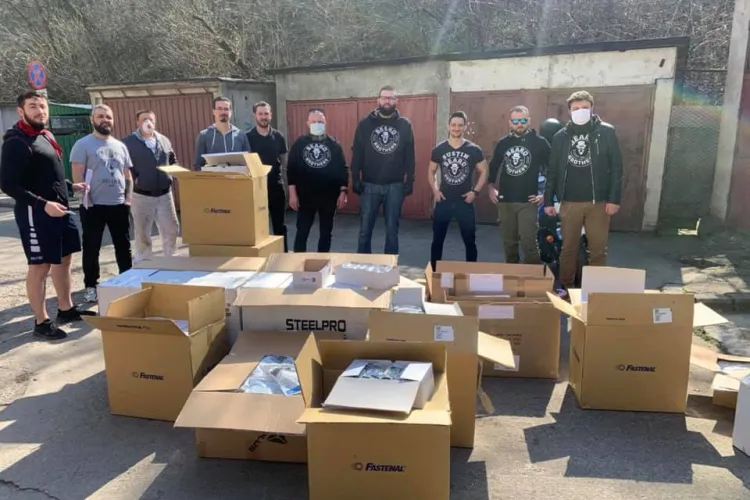 Cei de la Beard Brothers Cluj au donat măști și ochelari de protecție spitalelor - FOTO