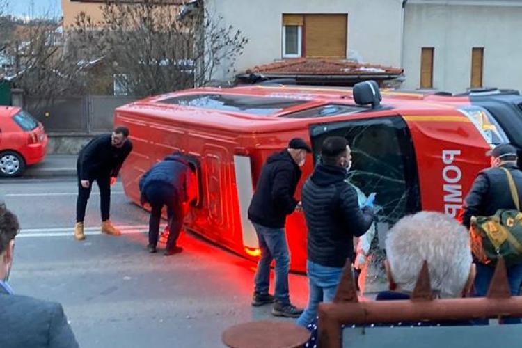Accident la Cluj! O mașină SMURD a fost răsturnată pe mijlocul străzii FOTO