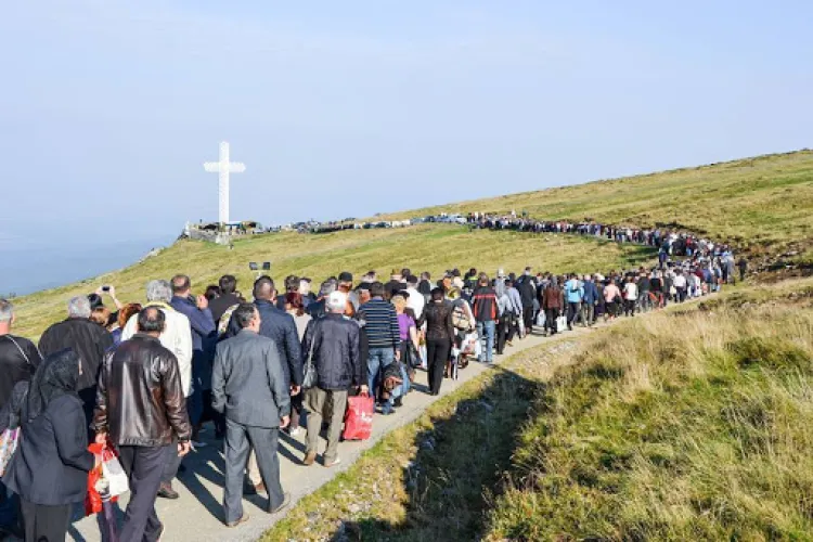 Țara arde, iar credincioșii din Cluj sunt cărați, în grup, în pelerinaj la Vâlcea. Noaptea minții!
