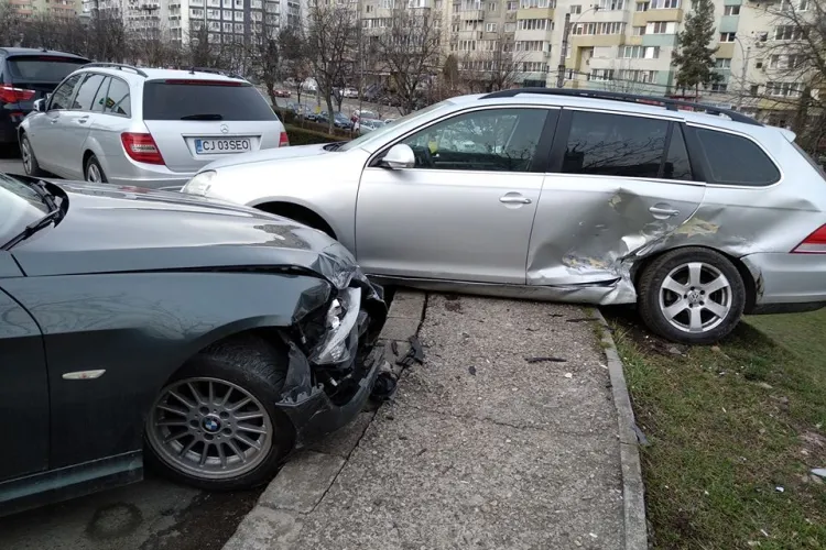 Accident rutier pe strada Fântânele! Un șofer a lovit trei mașini parcate - FOTO