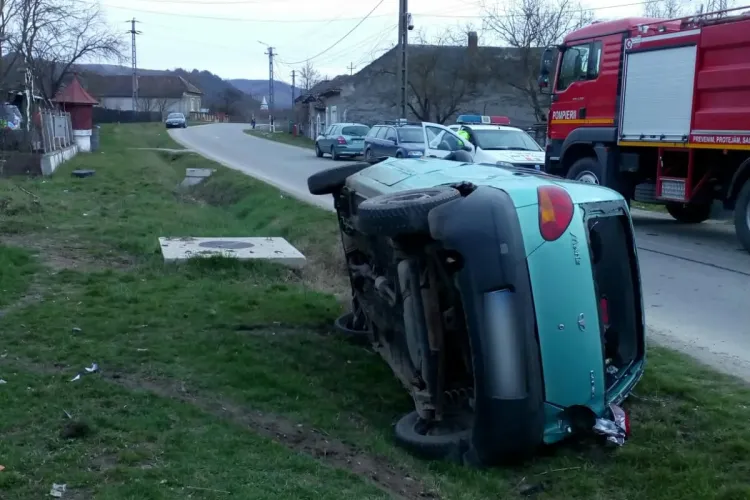 Accident cu o victimă pe un drum din Cluj. Un șofer a ajuns cu mașina în șanț FOTO