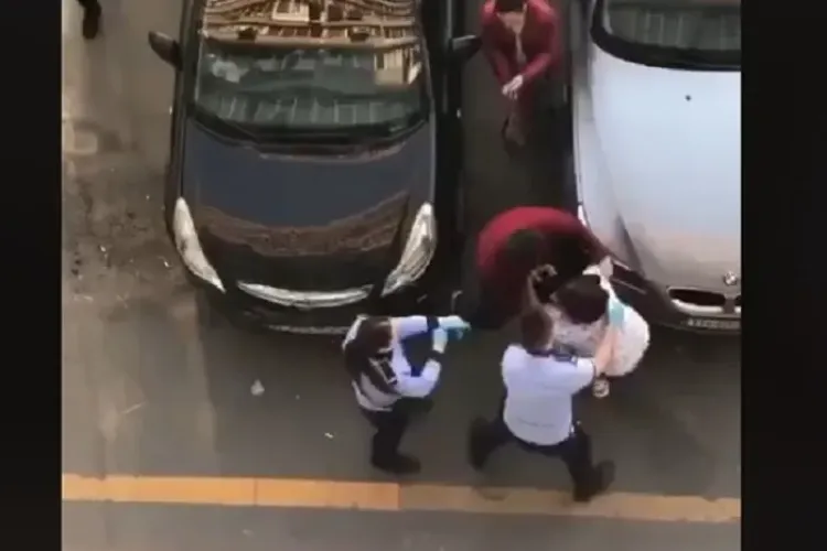 O femeie care refuză să stea în izolare se ia la trântă cu polițiștii - VIDEO