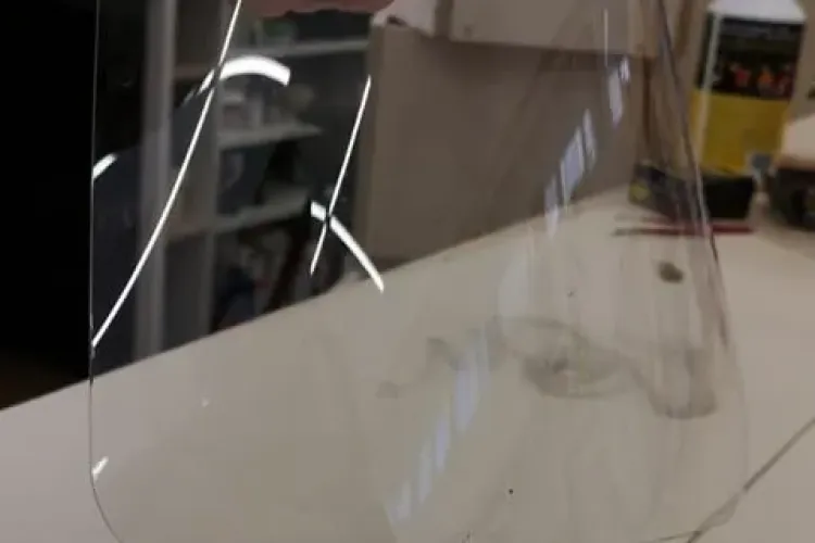 Românii se mobilizează! Un grup de tineri produce viziere gratuite pentru mii de medici - FOTO