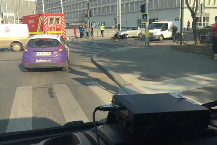 Accident cu o victimă lângă Sala Polivalentă. Un motociclist a trecut pe roșu FOTO