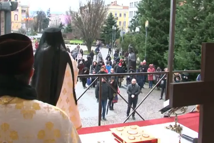 Cluj: Preoții continuă slujbele și adună oamenii în Piața Avram Iancu