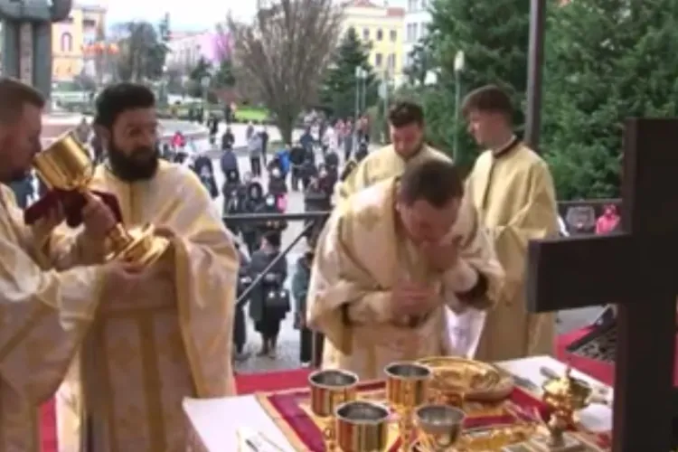 Preotul care a preparat împărtășania servită credincioșilor la Cluj și-a dus mâna la gură de zeci de ori - VIDEO