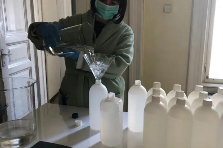 UMF Cluj produce dezinfectant și îl donează - FOTO