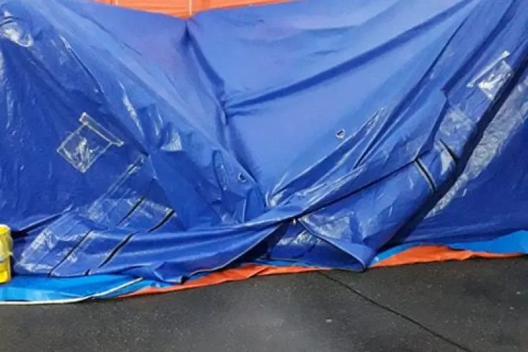  La UPU Copii Cluj plouă în cortul de triaj amplasat la intrare. Medicii au pus găleți și role de hârtie / UPDATE: Problema a fost remediată - FOTO