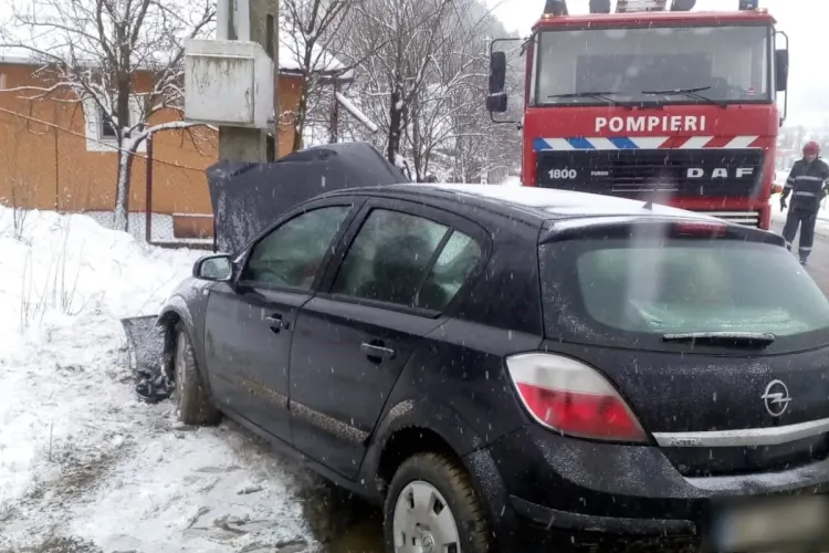 Vremea rea face victime la Cluj. O șoferiță a ajuns cu mașina în stâlp FOTO