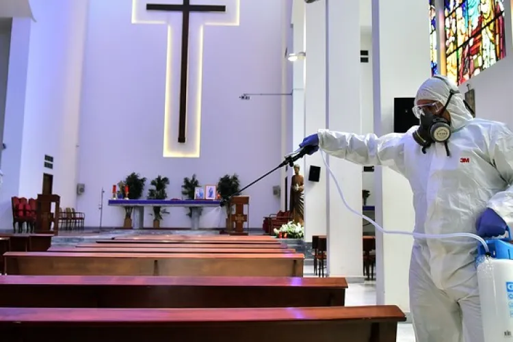 Mitropolia Clujului le cere credincioșilor să nu se înghesuie la biserică