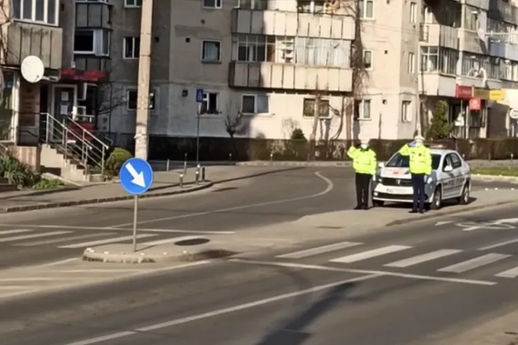 Polițiștii aflați la datorie aplaudați de clujeni în Mănăstur VIDEO